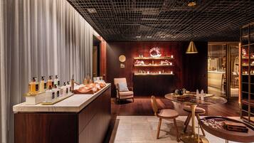 Decoração moderna com área de bar, assentos e exposição de produtos.