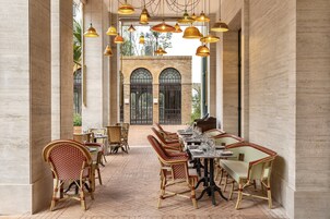 3 restaurants, breakfast, lunch, dinner served; international cuisine