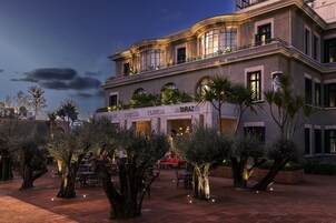 3 restaurants, breakfast, lunch, dinner served; international cuisine