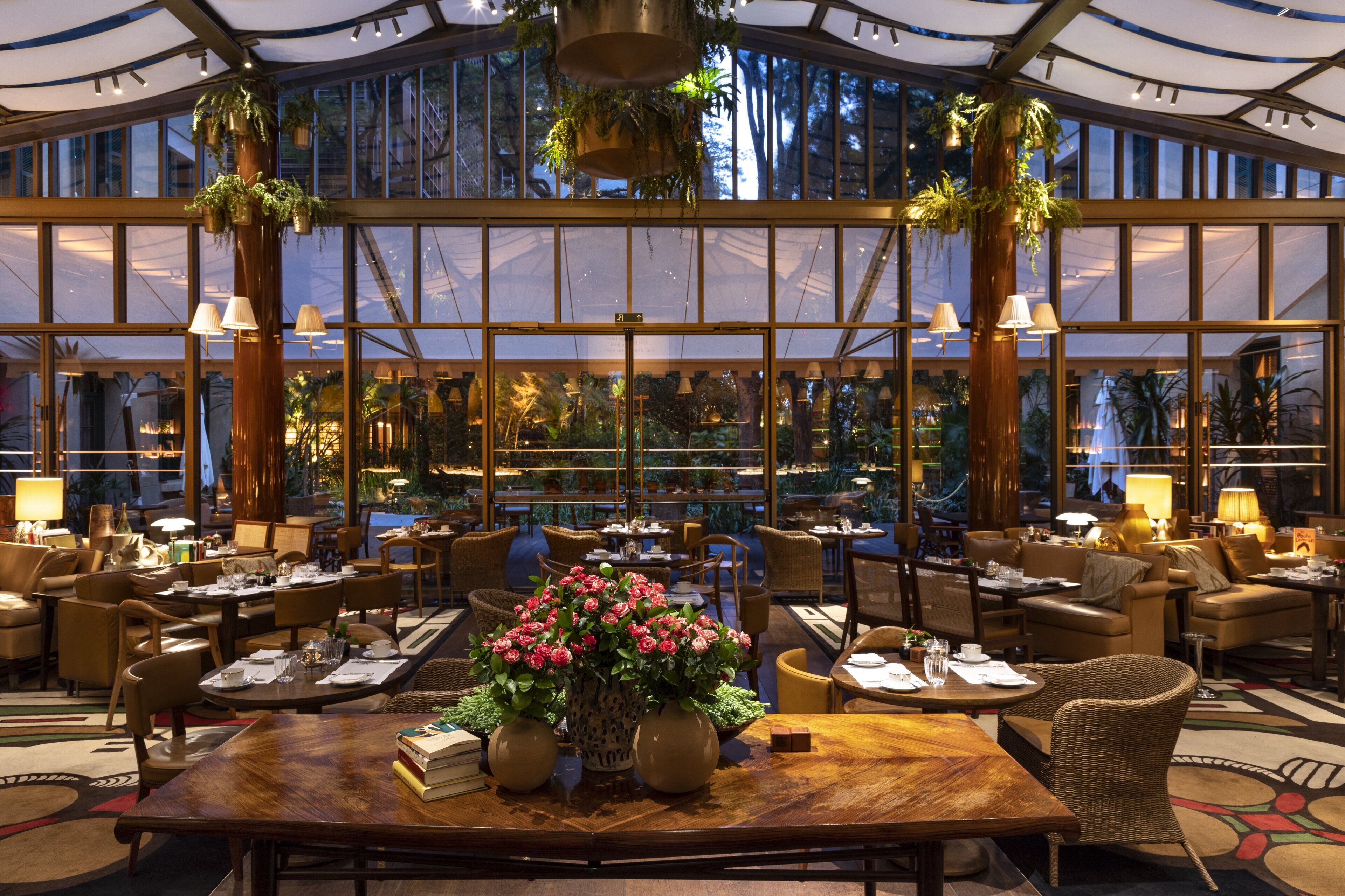 3 restaurants, breakfast, lunch, dinner served; international cuisine