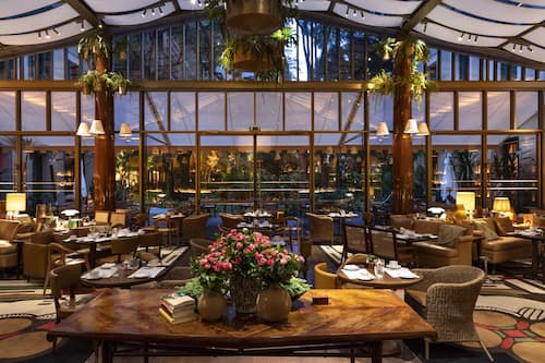 3 restaurants, breakfast, lunch, dinner served; international cuisine