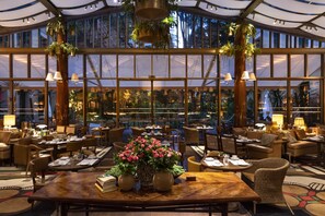 3 restaurantes, se sirven desayunos, comidas y cocina internacional