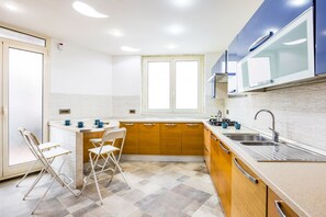 Kühlschrank, Ofen, Wasserkocher, Kochgeschirr/Geschirr/Besteck