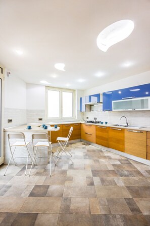 Kühlschrank, Ofen, Wasserkocher, Kochgeschirr/Geschirr/Besteck