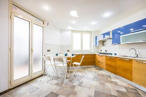 Geladeira, fogão, cooktop, talheres/pratos/utensílios de cozinha