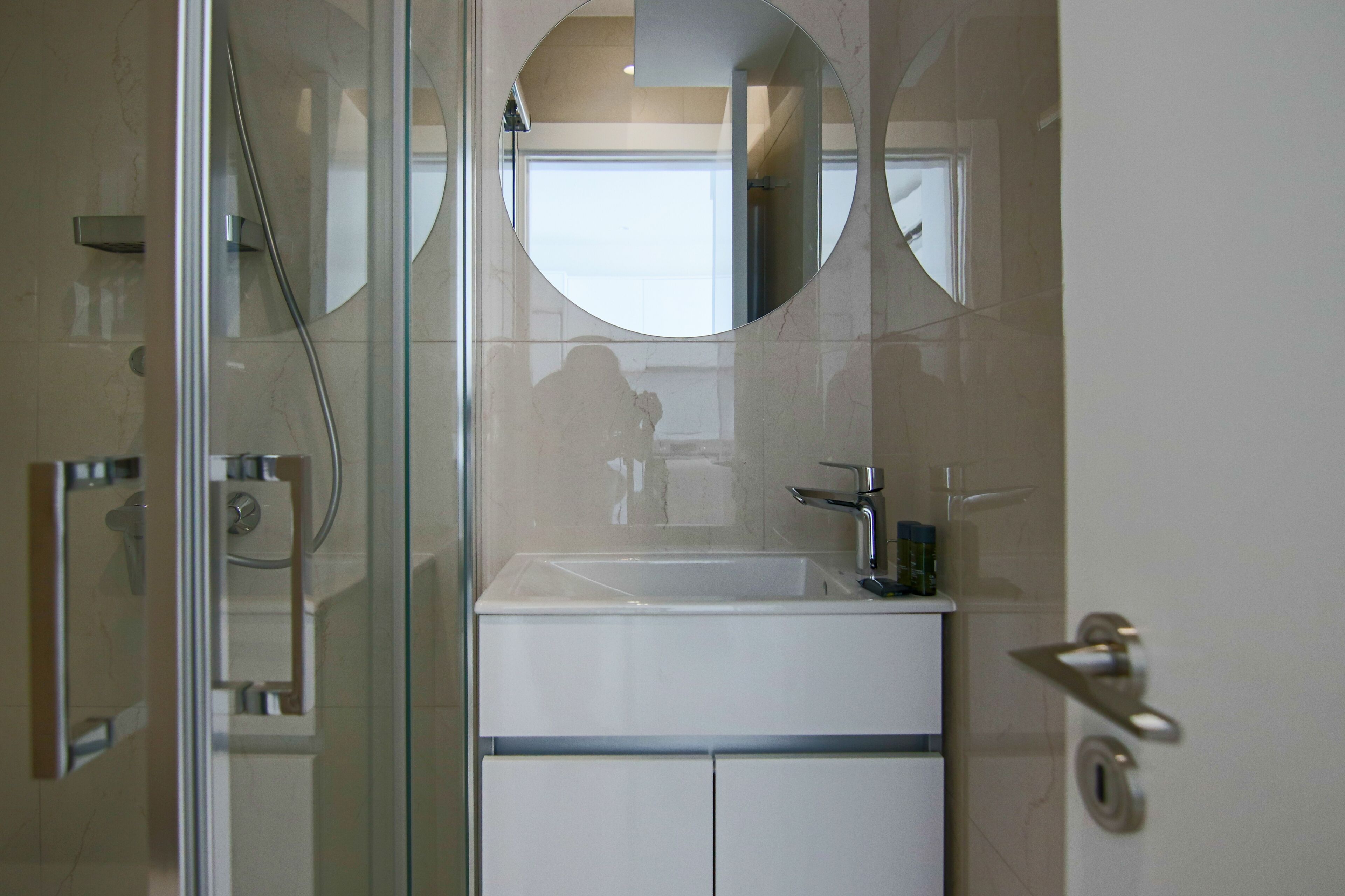 Luxury Studio | Bathroom amenities | Towels