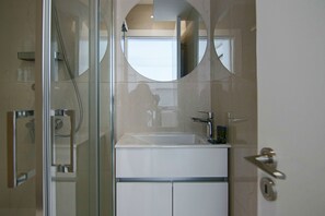 Luxury Studio | Bathroom amenities | Towels - PhaedrusLiving Emerald Flat Lighthouse48 (Paphos)