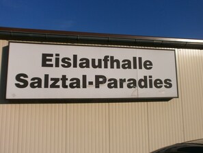 A sign for 'Eislaufhalle Salztal-Paradies' on a building.