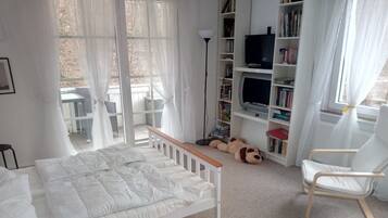 8 bedrooms, travel cot