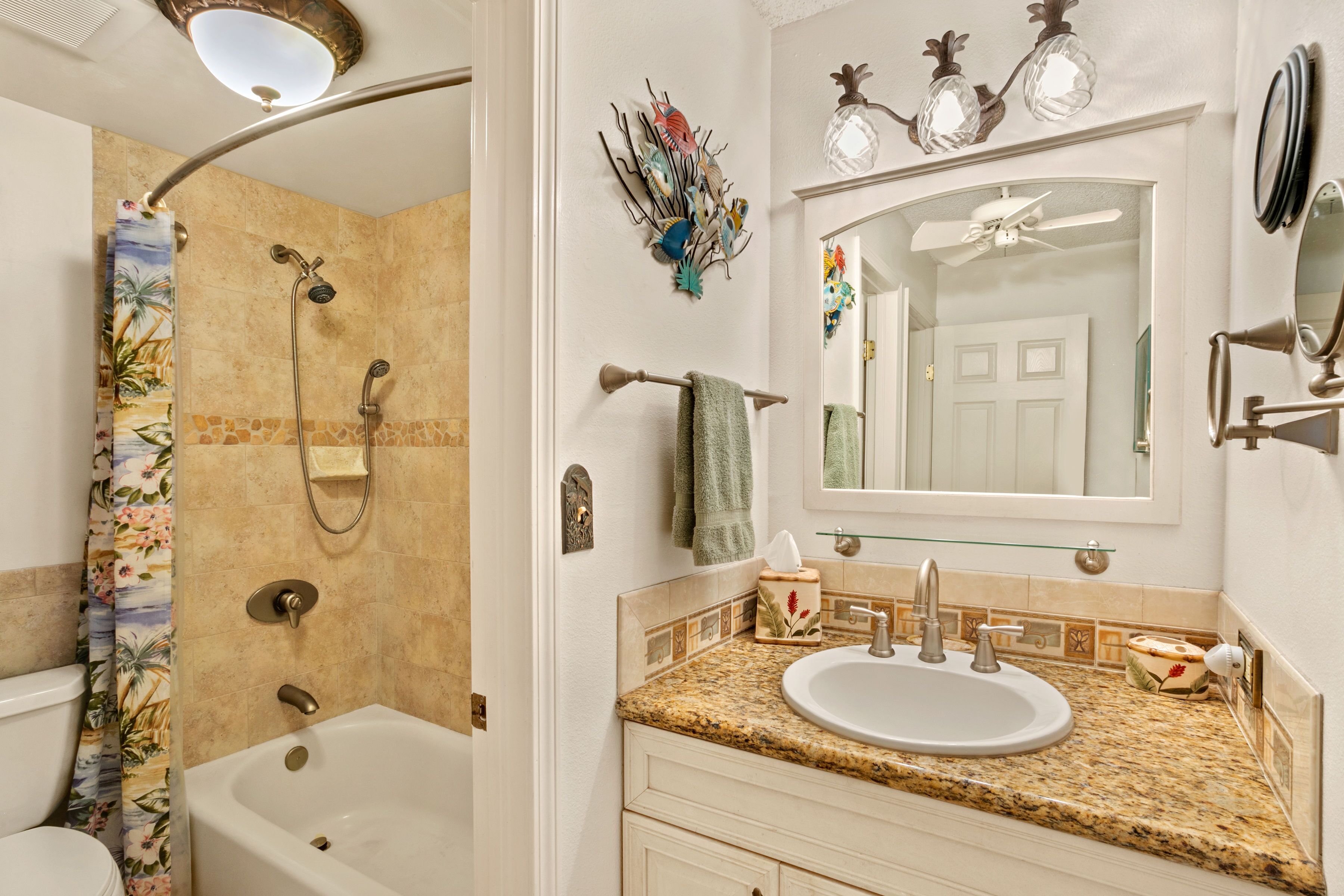 Combined shower/tub, hair dryer, towels