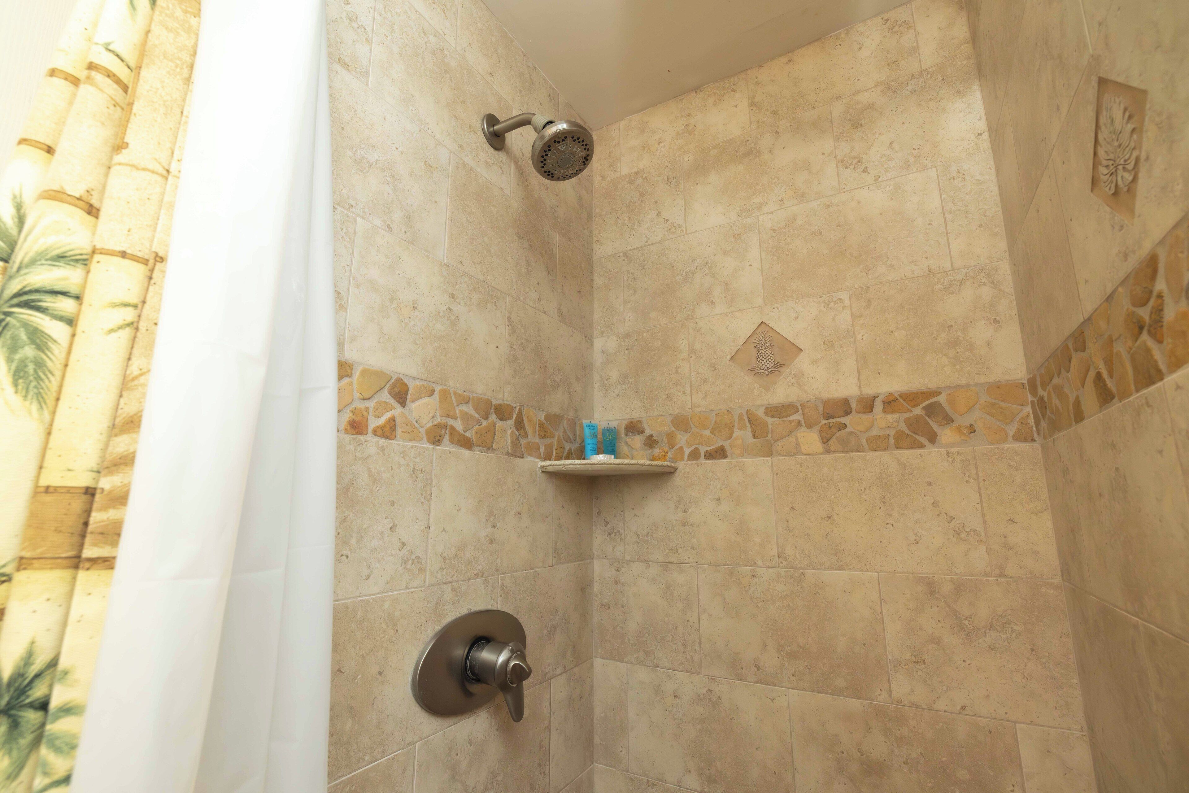 Combined shower/tub, hair dryer, towels