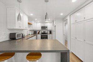 Refrigerador, microondas, horno y parrilla de estufa 