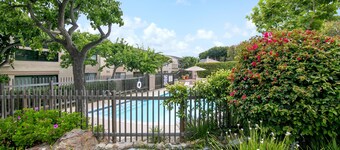 Sun, Sand, Vitamin Sea - Walk to Racetrack, Beach, Restaurants