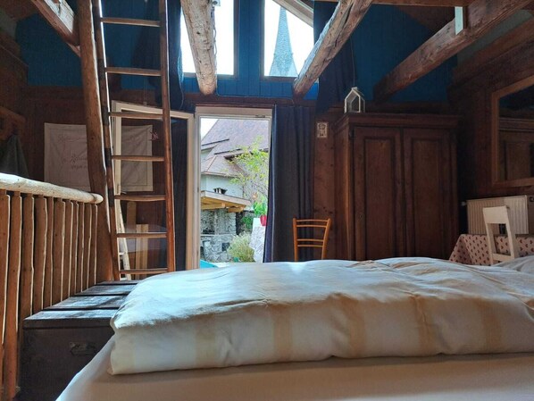 1 bedroom, bed sheets - Typical South Tyrolean vacation cottage with garden and terrace (Sarnthein)