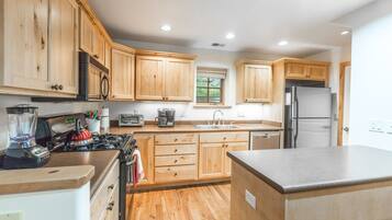 Kjøleskap, mikrobølgeovn, ovn og kokeplater