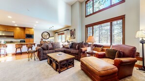 Een smart-tv, een open haard en een dvd-speler