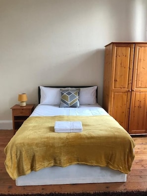 5 bedrooms, iron/ironing board, free WiFi, bed sheets