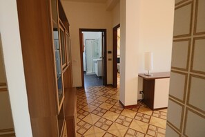 Comfort-Apartment, 1 Schlafzimmer | Wohnbereich | 32-Zoll-Flachbildfernseher mit Satellitenempfang, Fernseher