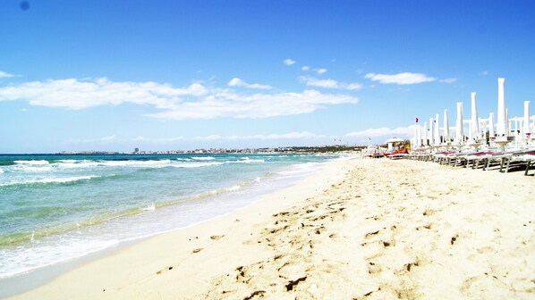 Sulla spiaggia, sabbia bianca, 10 bar sulla spiaggia