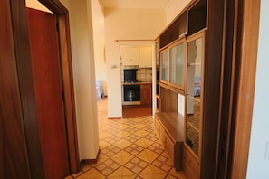 Appartamento Comfort, 1 camera da letto | Area soggiorno | TV a schermo piatto 32 pollici con canali satellitari, TV