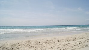 Am Strand, weißer Sandstrand, 10 Strandbars