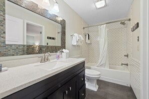Combined shower/bathtub, hair dryer, towels