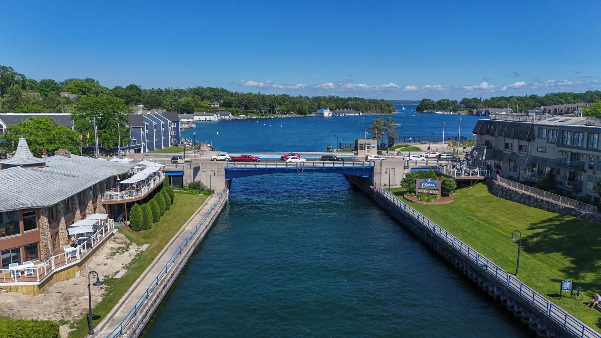A river with a bridge, buildings, and a sign for 'Chateau'.
