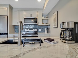 Fridge, microwave, oven, stovetop - 233 Edgewater | Waterfront View | Pool, Hot Tub, Sauna | Sleeps 4 (Charlevoix)