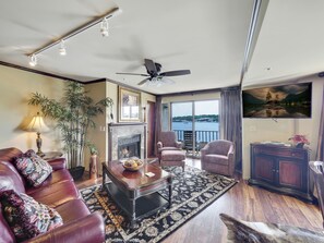 Smart TV, fireplace - Lake Charlevoix Balcony Suite | Downtown Charlevoix | Pool, Hot Tub, Sauna (Charlevoix)