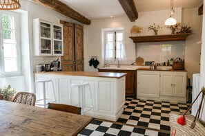 Réfrigérateur, four, lave-vaisselle, cafetiÚre/bouilloire