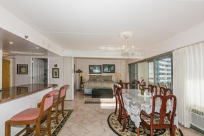 Dining - Ilikai Hotel #1010, Beautiful Sunset & Yacht Harbor Views! (Honolulu)