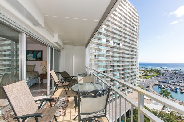 Property grounds - Ilikai Hotel #1010, Beautiful Sunset & Yacht Harbor Views! (Honolulu)