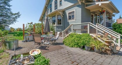 AMAZING VIEW, Waterfront, HOT TUB, Pets OK, Enclosed Yard (Bliss)