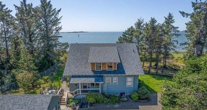 AMAZING VIEW, Waterfront, HOT TUB, Pets OK, Enclosed Yard (Bliss)