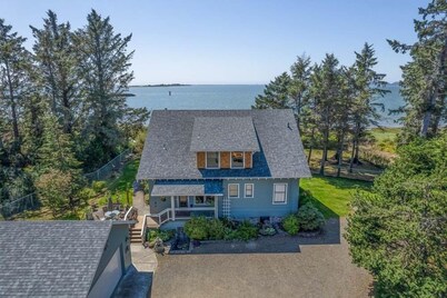 AMAZING VIEW, Waterfront, HOT TUB, Pets OK, Enclosed Yard (Bliss)