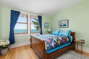 5 bedrooms, iron/ironing board, travel cot, free WiFi - AMAZING VIEW, Waterfront, HOT TUB, Pets OK, Enclosed Yard (Bliss) (Chinook)