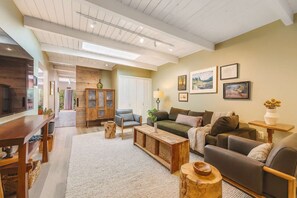 Televisión, chimenea y oficina 