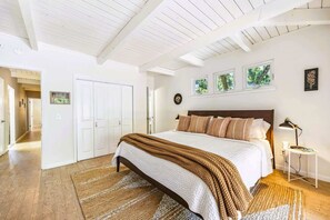 3 habitaciones, escritorio y tabla de planchar con plancha