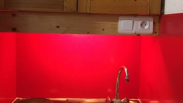 Een koelkast, een microgolfoven, een kookplaat