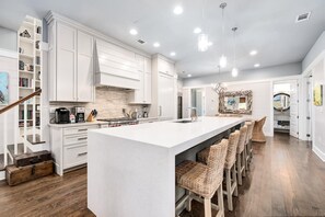 冰箱、微波炉、烤箱、炉灶