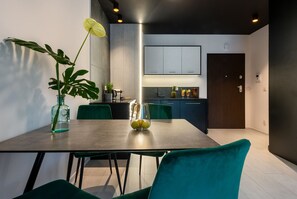 Apartamento Deluxe | 1 dormitorio, decoración individual, mobiliario individual y escritorio
