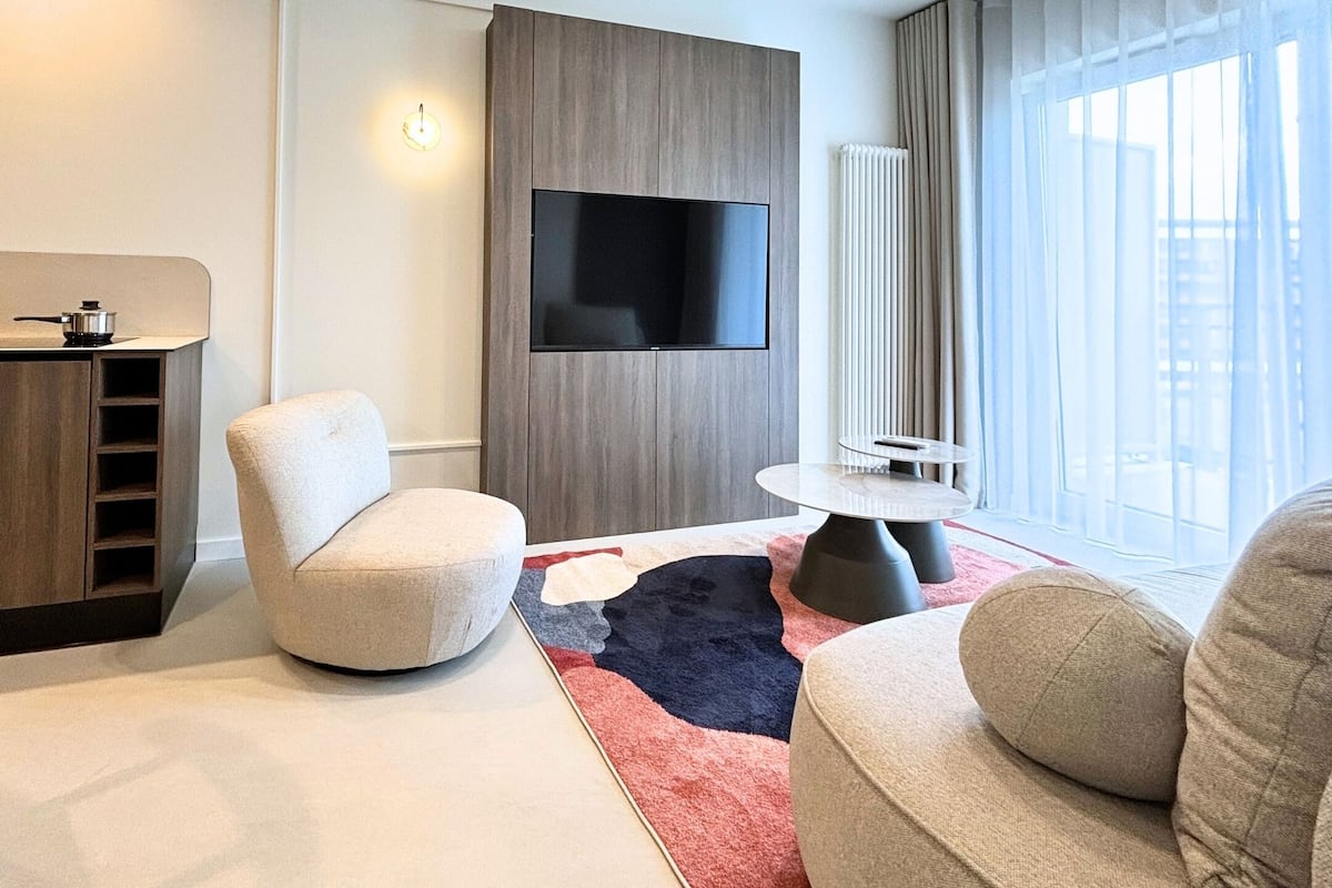 1 bedroom, individually decorated, individually furnished, desk