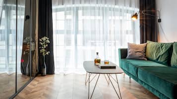 1 habitación, decoración personalizada, muebles diferentes y escritorio