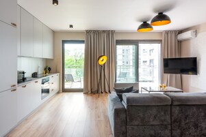 Premier Suite | Individually decorated, individually furnished, desk, laptop workspace