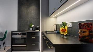Apartemen Deluks | Dapur kecil pribadi | Lemari es, oven, kompor, dan mesin pencuci piring