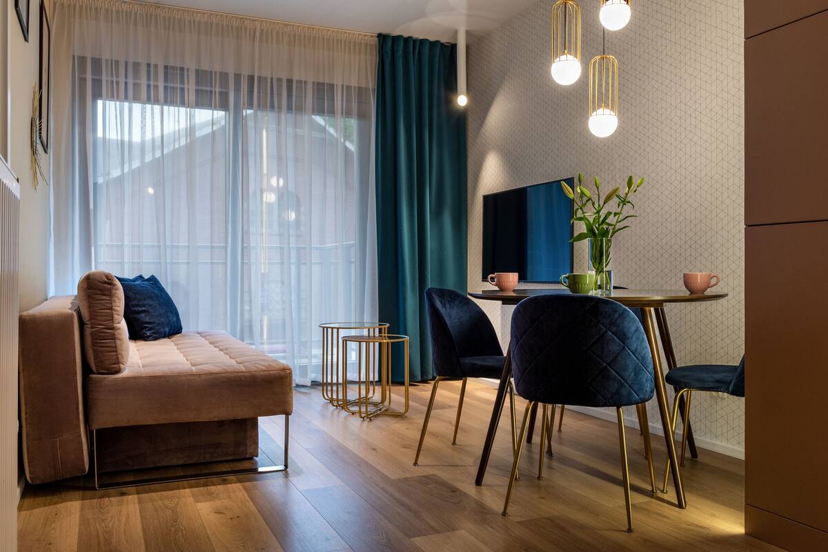 Leilighet – deluxe, 1 queensize-seng med sovesofa, balkong | Skrivebord, skrivebord for bærbar PC, lydisolert og strykejern/-brett