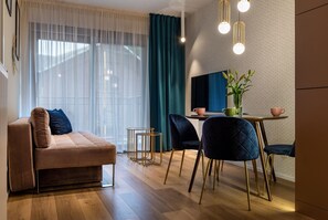 Deluxe appartement, 1 queensize bed met slaapbank, balkon | Individueel gedecoreerd, individueel gemeubileerd, een bureau