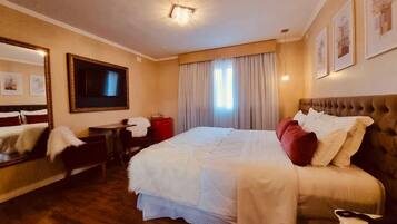 Suite Master | Minibar, desk, blackout curtains, soundproofing