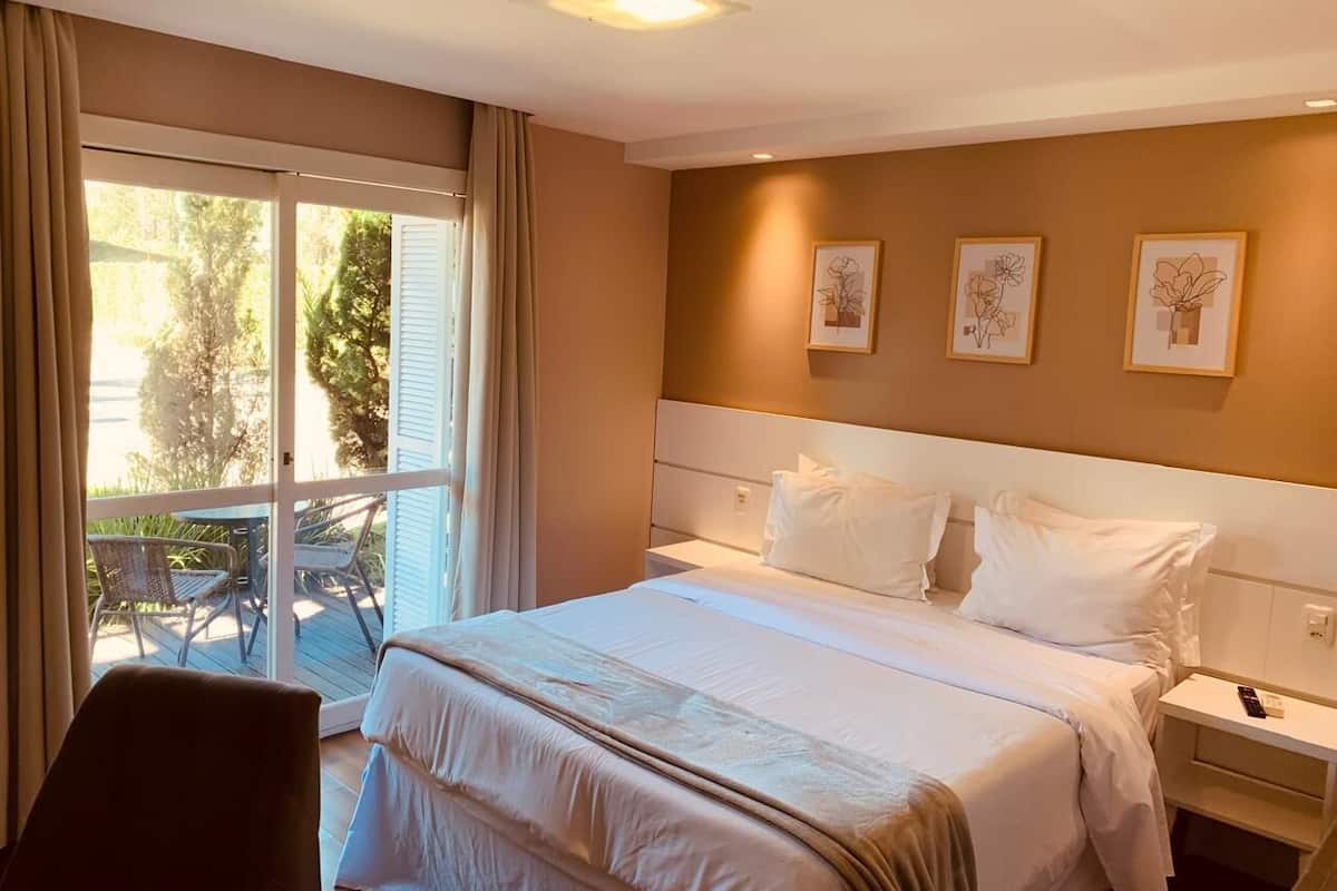 Classic Double Room | Minibar, desk, blackout drapes, soundproofing