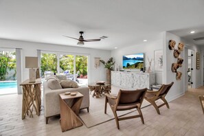 TV - Private pool and close to beach! Near shopping and dining! (Holmes Beach)